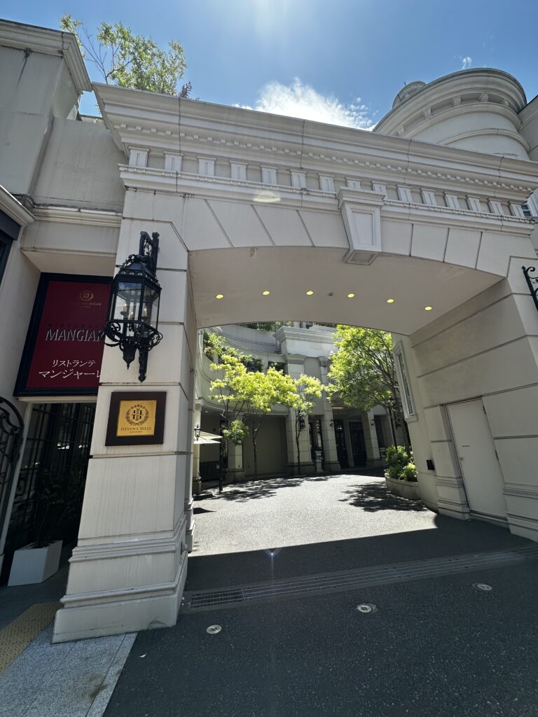結婚式場併設の豪華なエントランスがお出迎え