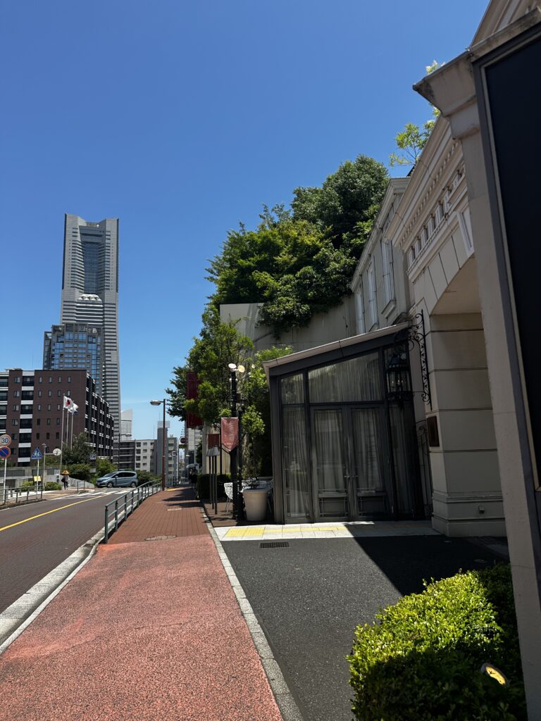 結婚式場併設の豪華なエントランスがお出迎え