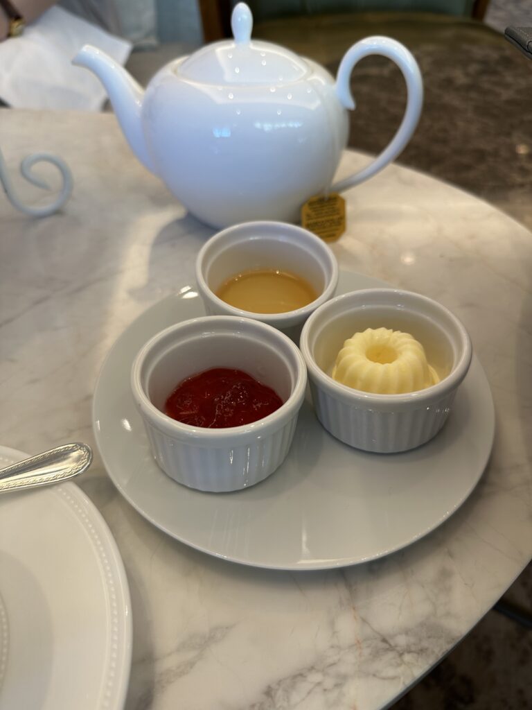マリアージュフレールの紅茶と焼きたてスコーン