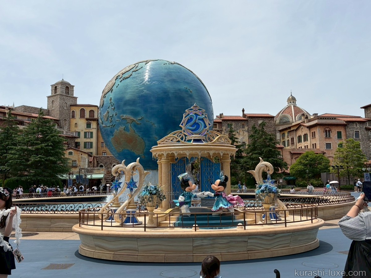 東京ディズニーシーのアクアスフィア(25周年の装飾とミッキー・ミニーの像)