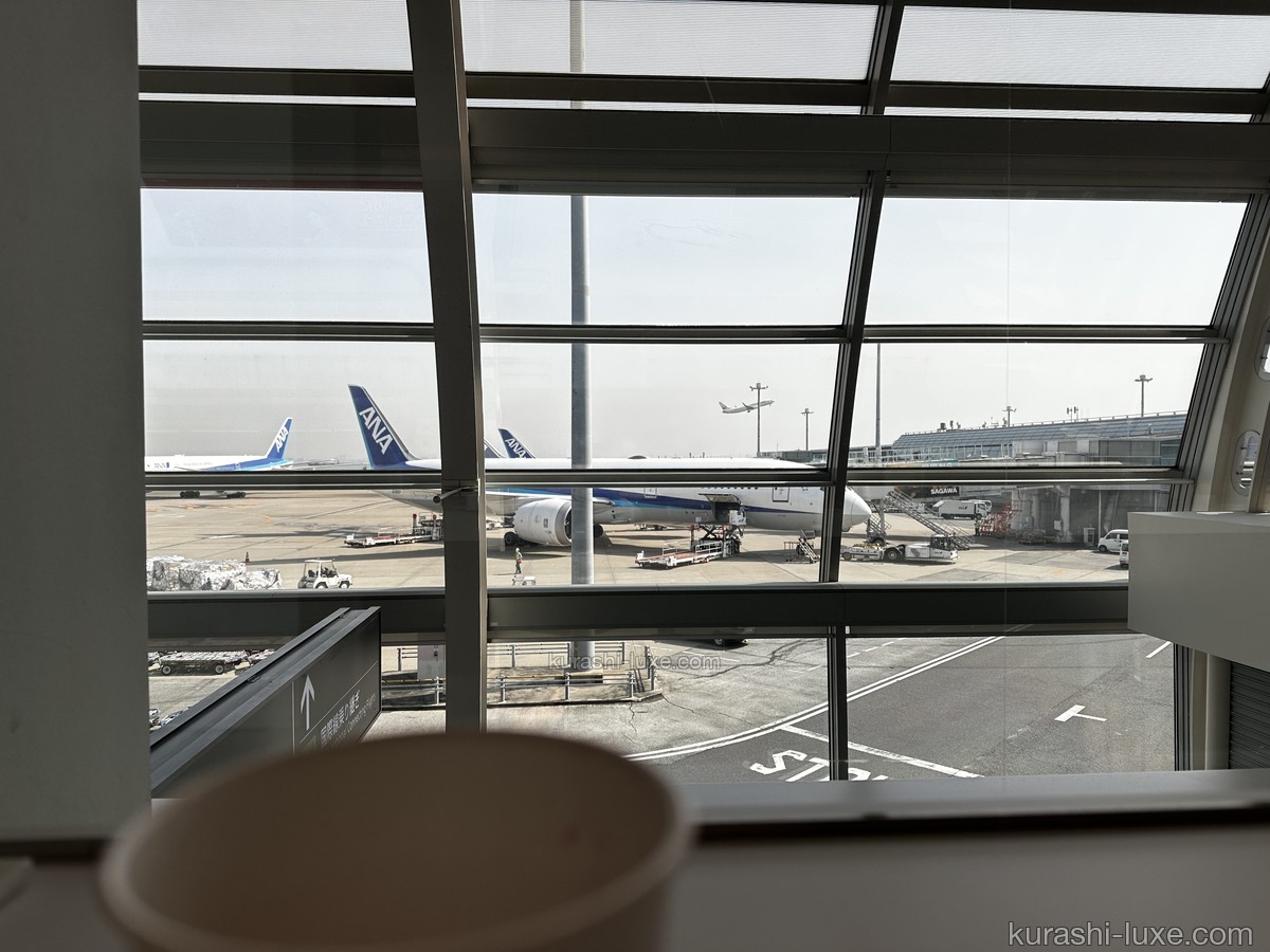 羽田空港 カードラウンジでのコーヒー