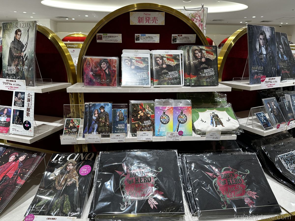 劇場ショーウインドウのグッズ展示