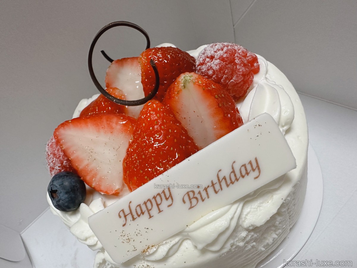 ヒルトン東京（新宿）でいただいたバースデーケーキ。生クリームにいちご・ラズベリー・ブルーベリーが乗っている