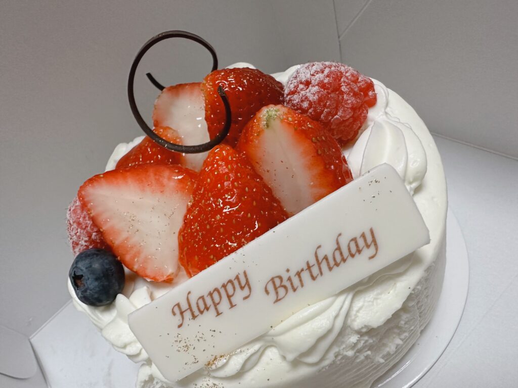 ヒルトン東京（新宿）でいただいたバースデーケーキ。生クリームにいちご・ラズベリー・ブルーベリーが乗っている