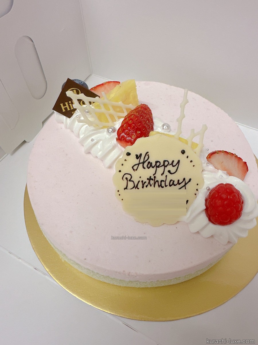 ヒルトン東京ベイでいただいたバースデーケーキ。いちごとラズベリーが乗ったピンク色のケーキにHappy Birthdayのプレートが添えられている
